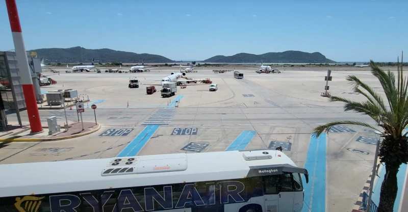 El Aeropuerto de Ibiza (IBZ) es el aeropuerto principal de Vueling durante la temporada alta.